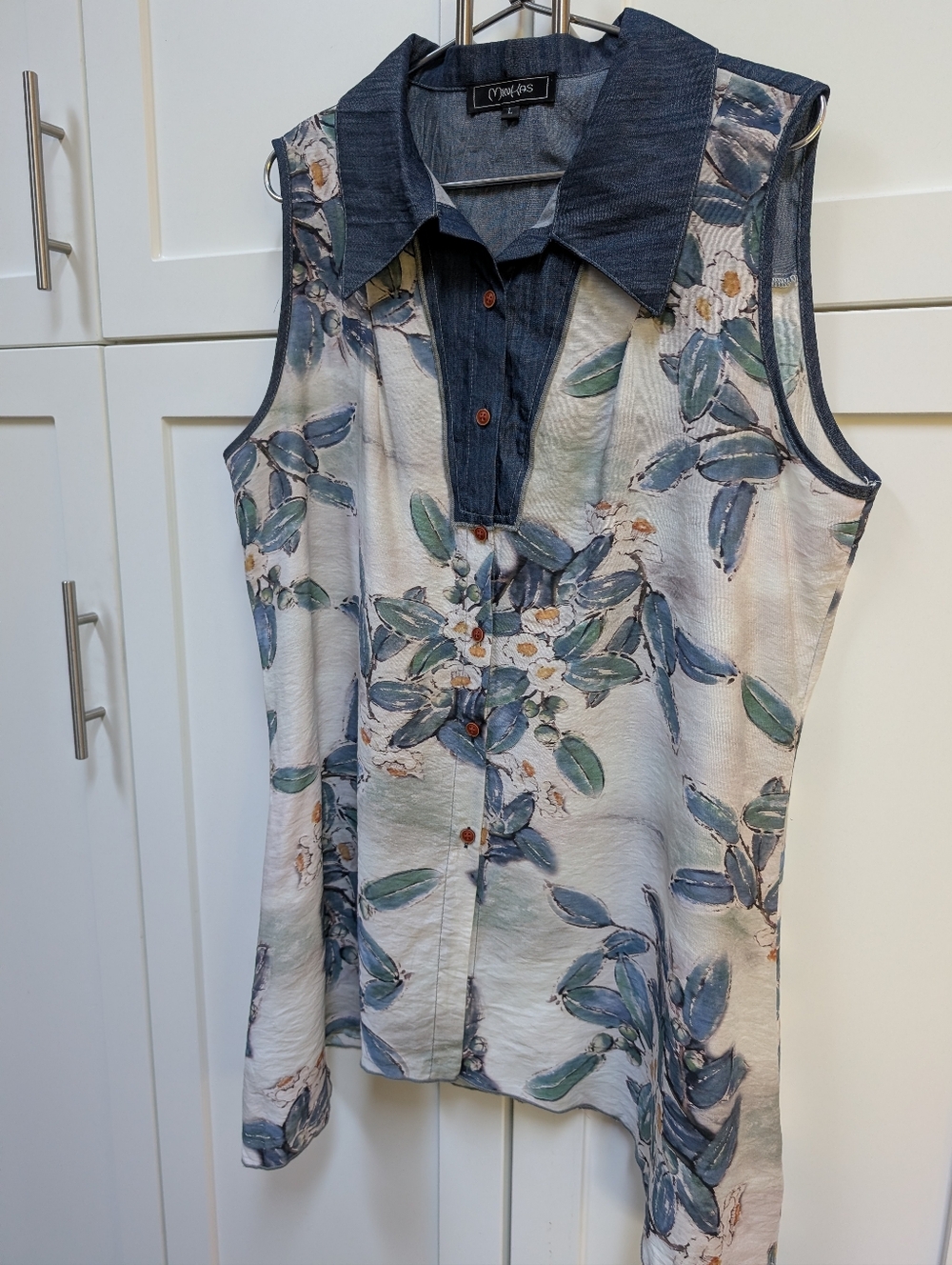 Minkas sleeveless collared top.
